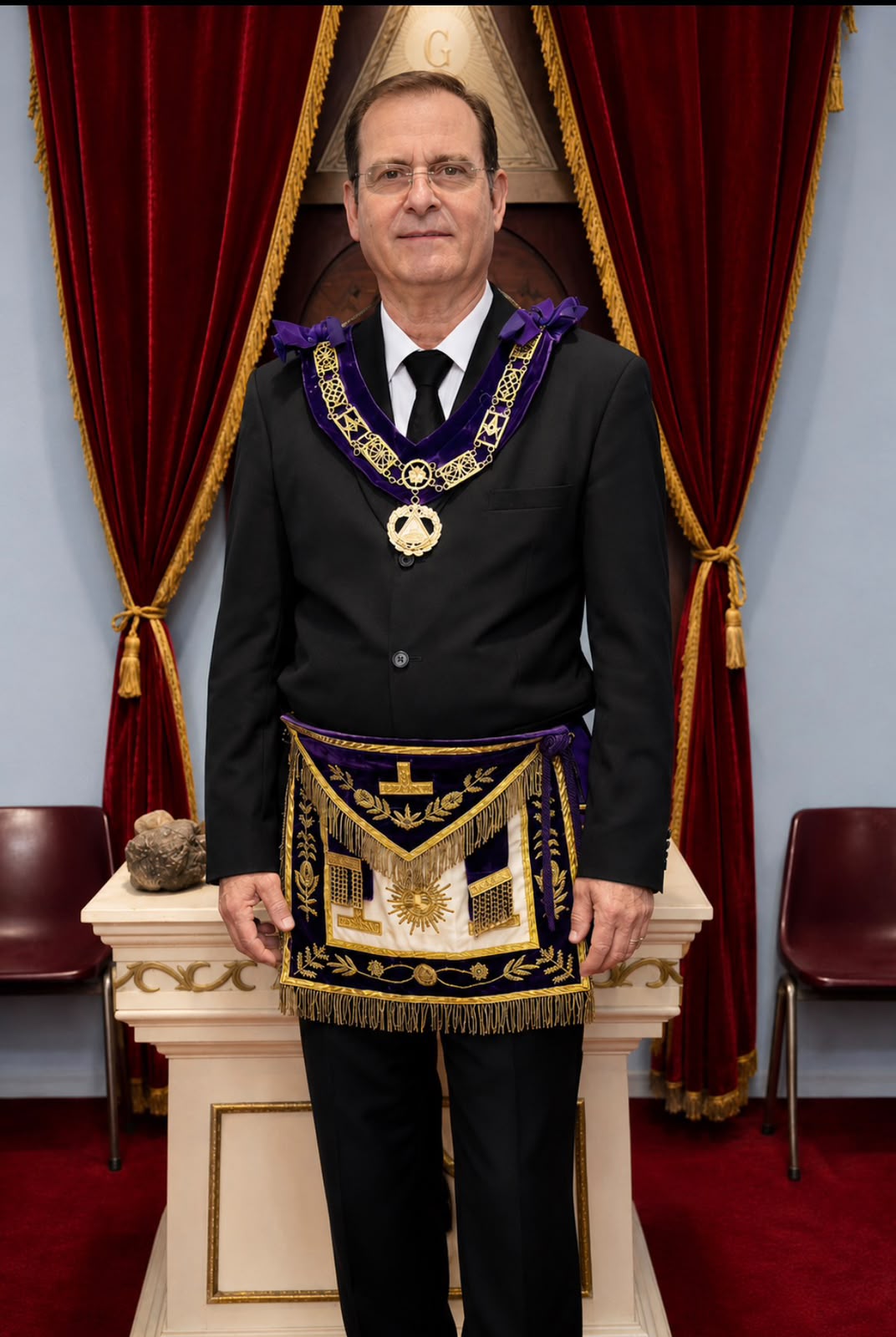 El Muy Respetable Gran Maestro Juan Alfredo Moncayo López, con collar y mandil de su grado